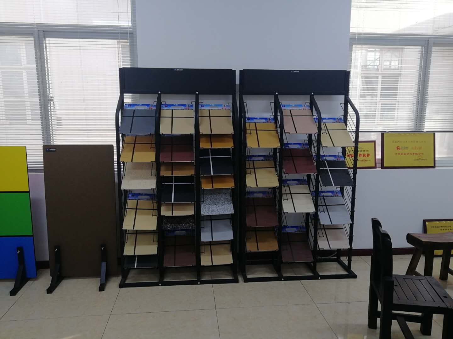 ?冠晶石和水包砂外墻涂料的區別，你知道多少